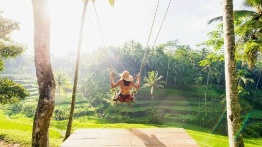 Тёплые страны без визы: где продлить лето осенью 2025