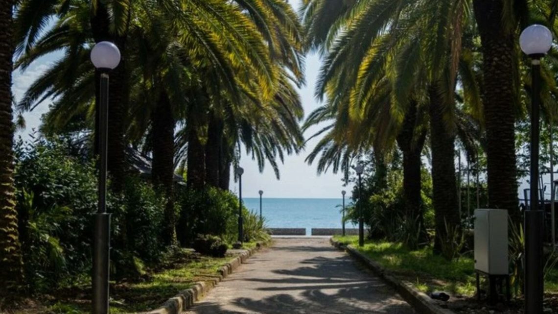 Спокойный отдых в Гагре: лучшие районы у моря для семей с детьми и тех, кто устал от суеты